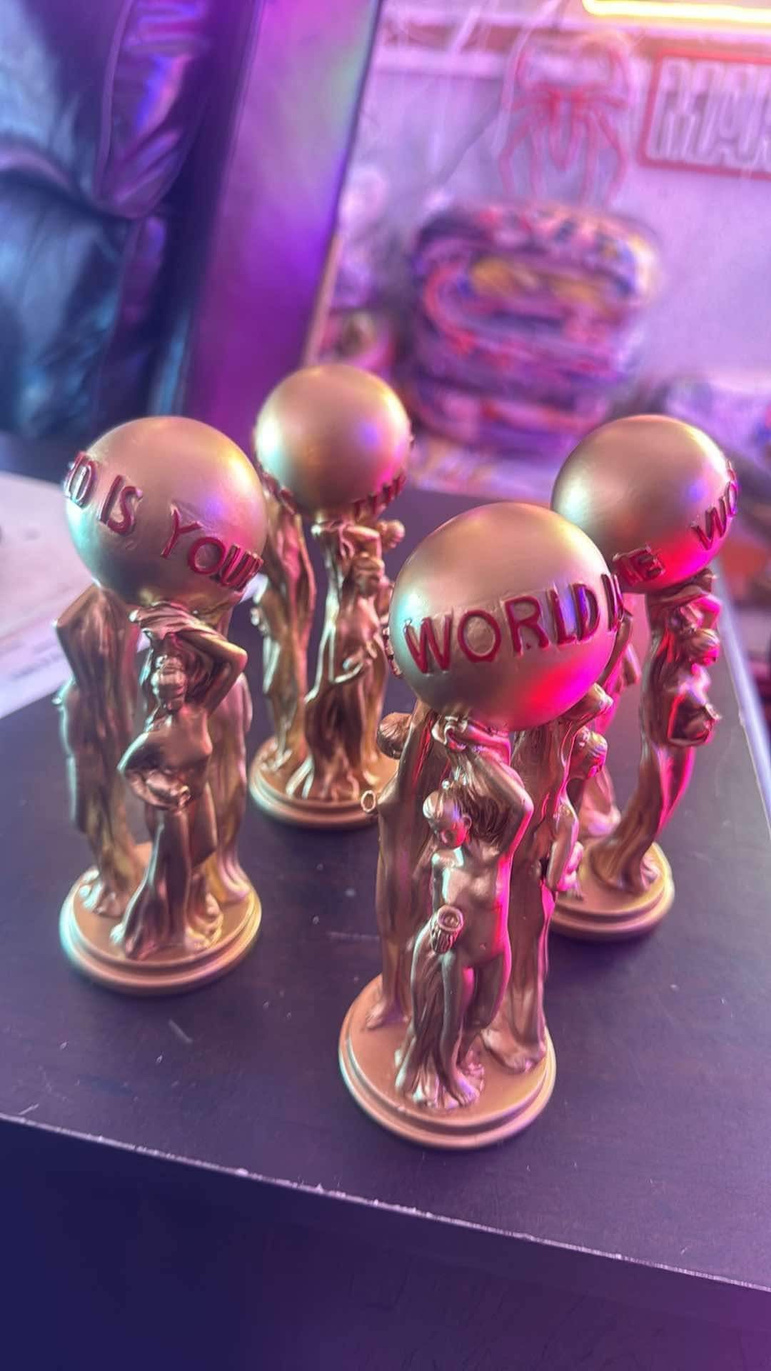 BABYLON STATUE WORLD IS YOURS