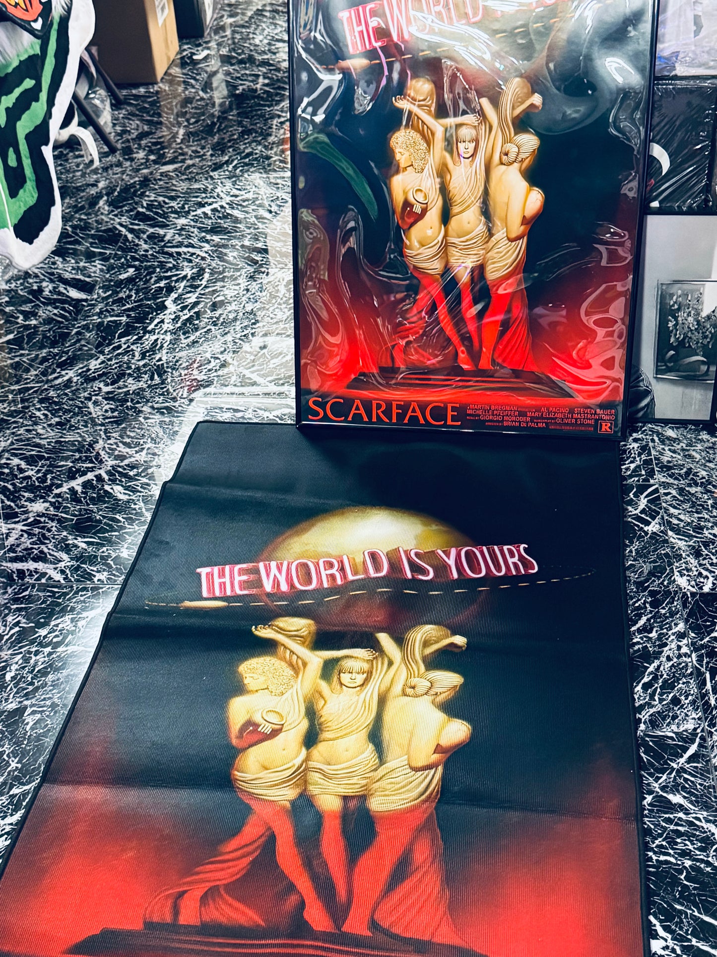 The World is yours Graphic Rug and picture